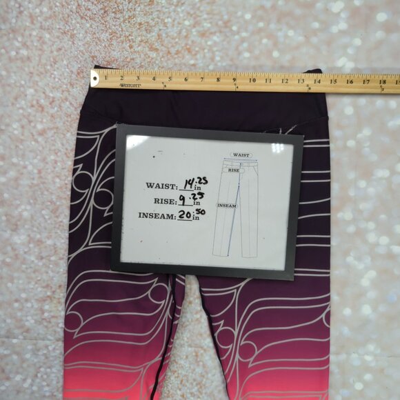 Fabletics Mid-Rise Capri Leggings M Black Pink Ombre Print - Picture 6 of 8